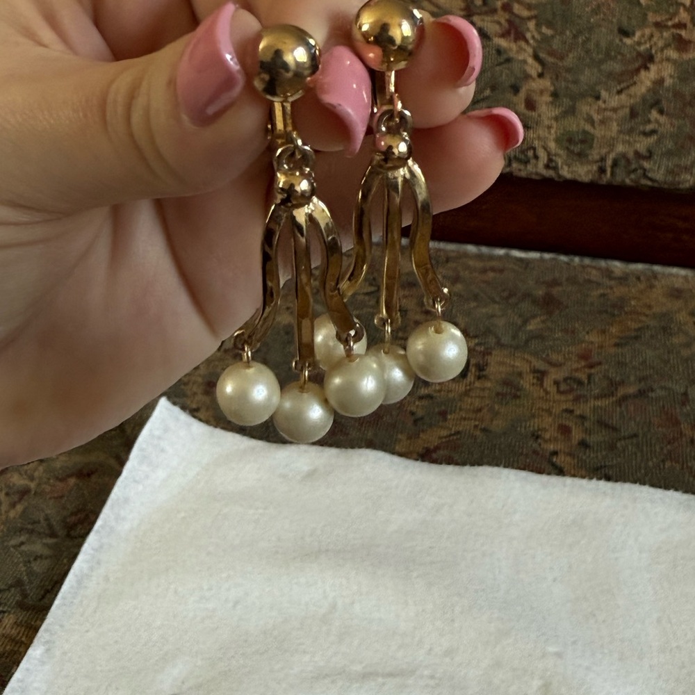 Vintage Sarah Coventry gold tone faux pearls dangle earrings